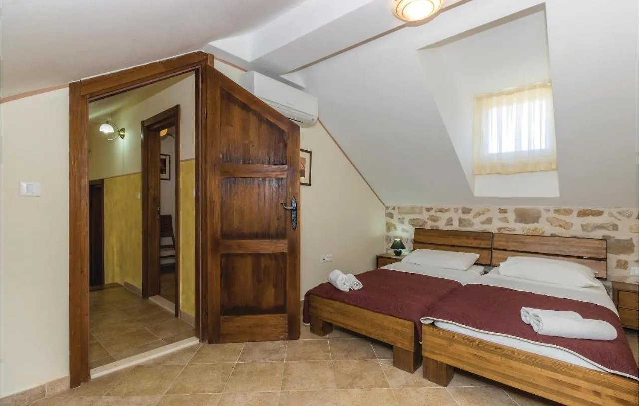 Stunning Home In Zman With Kitchen