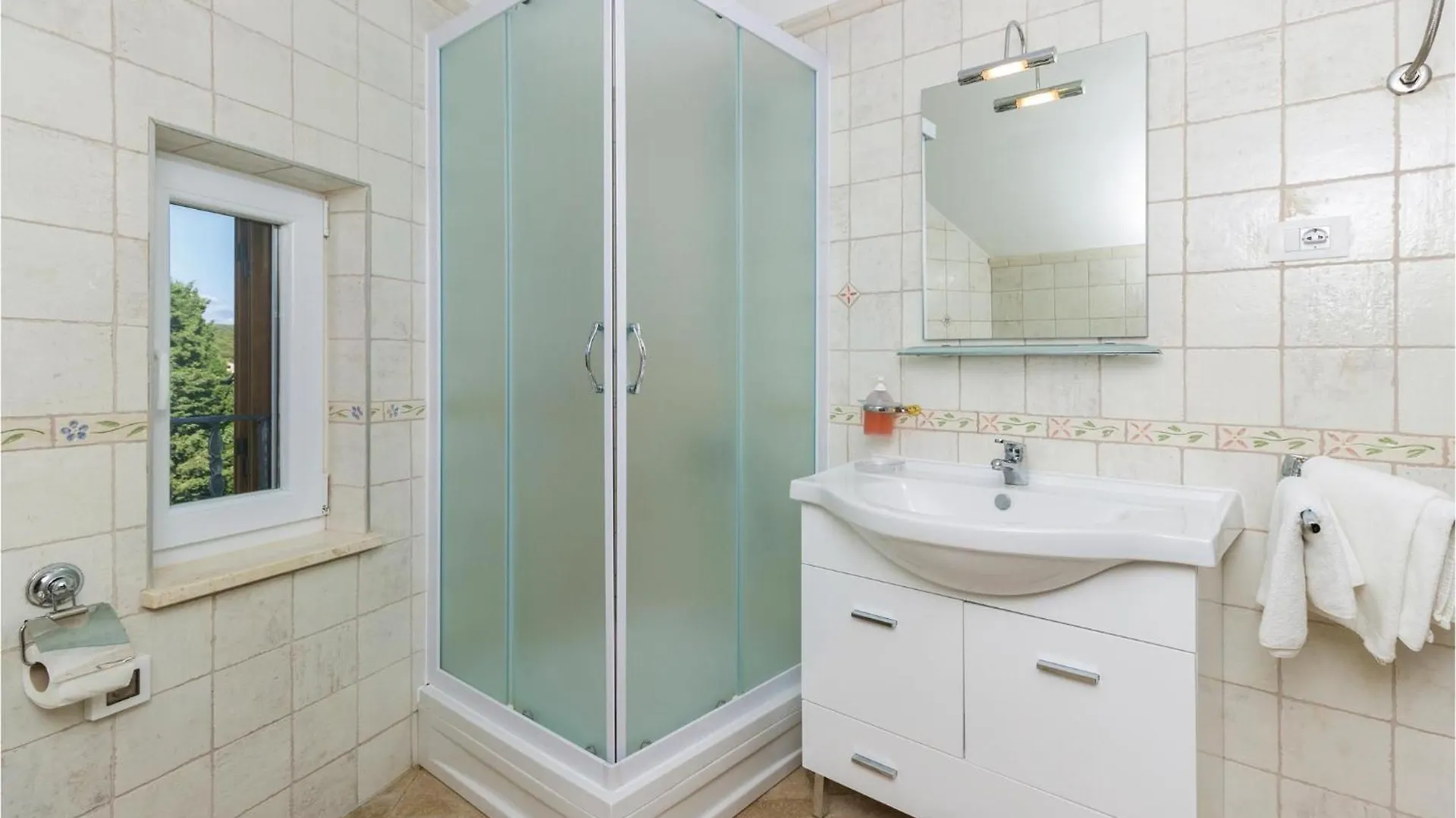 Stunning Home In Zman With Kitchen